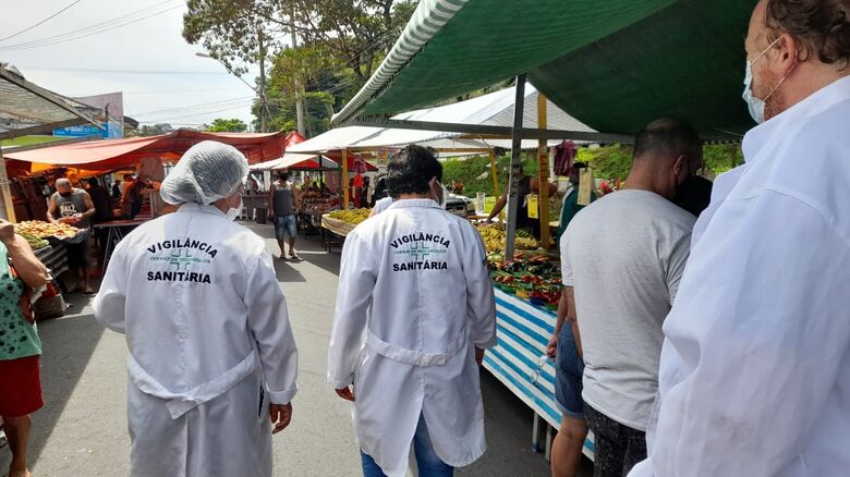 Vigilância Sanitária fiscaliza supermercados e feiras livres em Ferraz