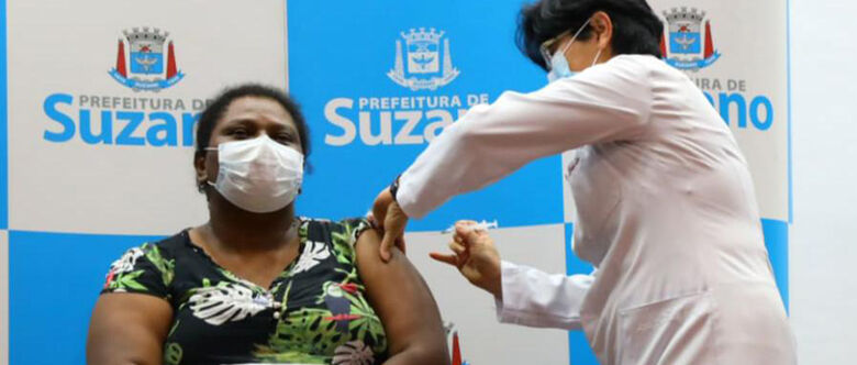 Geraldina Cristina Gabriel Foi a primeira a receber vacina em Suzano