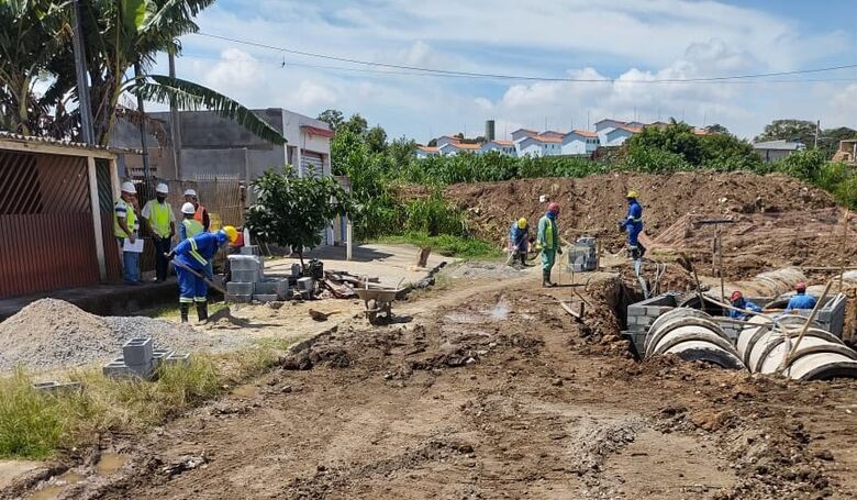 Prefeitura de Itaquá vistoria obras de saneamento básico no Marengo Baixo