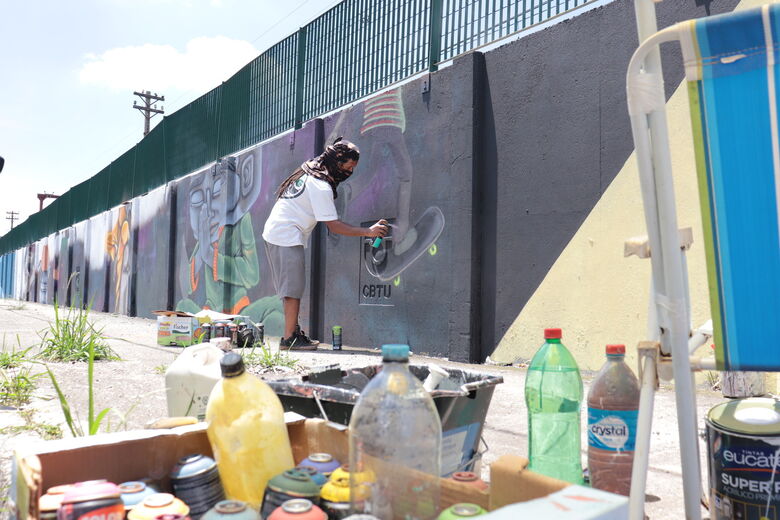 Projeto ‘Arte Pública’ executa segunda fase de pintura no muro da CPTM