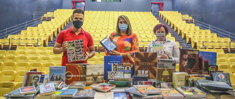 Valor do material doado pelo Sistema Estadual de Bibliotecas Públicas de São Paulo (Siseb) é de aproximadamente R$ 10 mil; livros foram destinados à Biblioteca Municipal