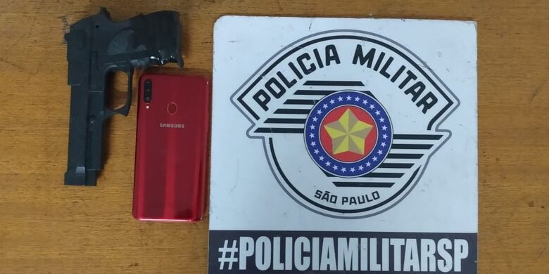 PM detém suspeitos por roubo de celular e apreende réplica de pistola no Miguel Badra
