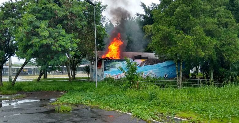 Incêndio atinge banheiro e parte do palco da Praça dos Eventos em Poá
