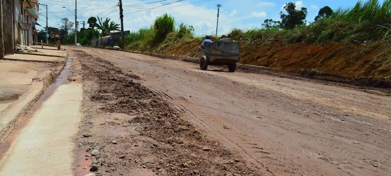 Moradores na Estrada do Areião reclamam da  demora na conclusão de obra de manutenção