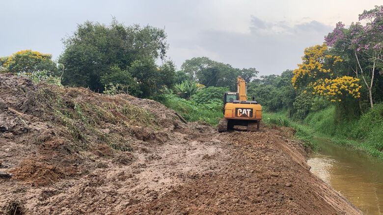 Prefeitura de Suzano e Sabesp trabalham em desassoreamento do Taiaçupeba-Mirim