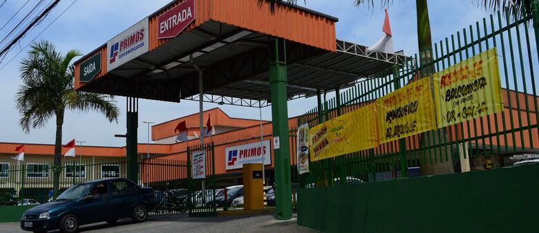 Supermercados seguem  atendendo e têm grande movimento de clientes