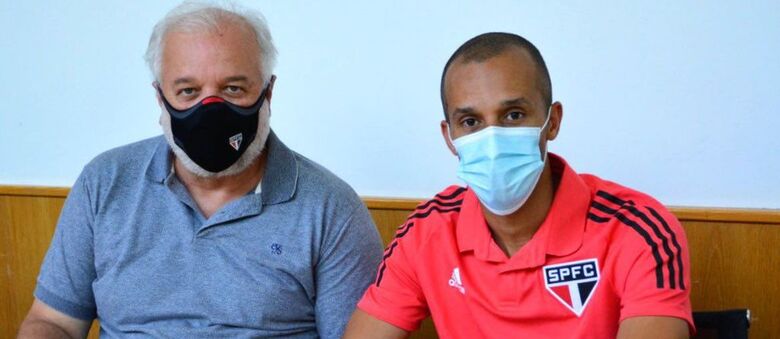 Zagueiro Miranda retorna ao São Paulo após 10 anos na Europa