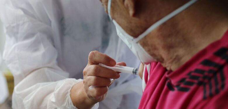 Vacinação segue em ritmo lento por conta da falta de vacinas nas cidades da região