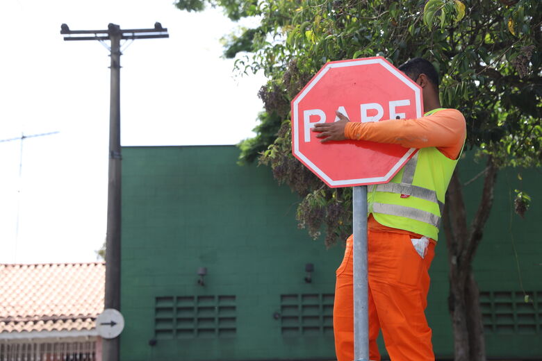 Prefeitura conclui serviços de sinalização na Rua Ignácio Garcia