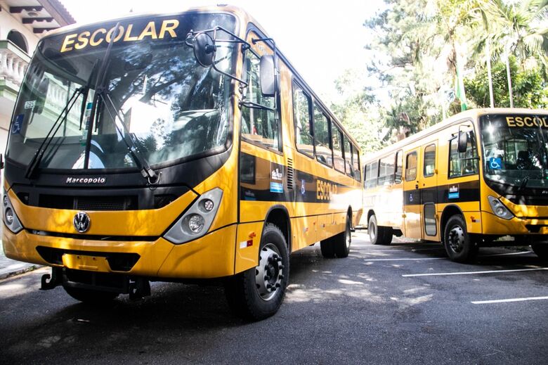 Ferraz recebe cinco ônibus escolares