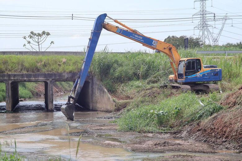 Mais de 2,6 mil toneladas de resíduos são removidas de rios e bueiros em Suzano