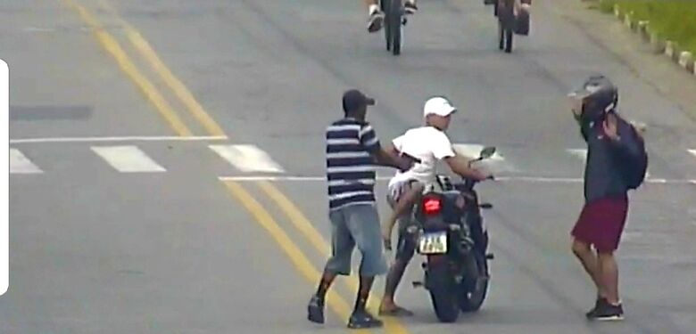 Ação é uma resposta da polícia após imagens mostrarem um motociclista sendo assaltado por um grupo