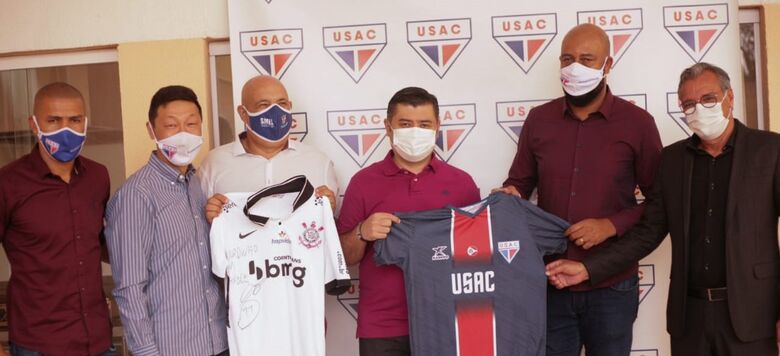 Ashiuchi faz visita a sede do Usac, elogia estrutura e ganha camisa do time