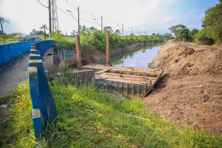 Desassoreamento do córrego Itaim chega a 50% do cronograma