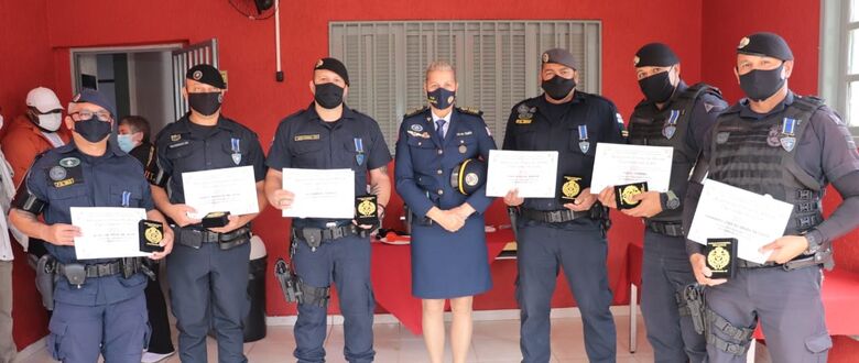 Equipe do Canil da GCM recebe medalha por combate ao tráfico de drogas