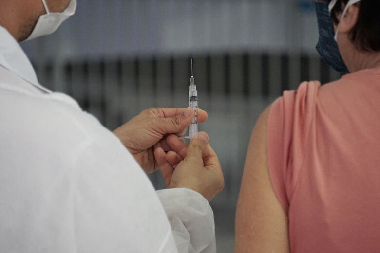 Pessoas de 62 anos vão receber 1ª dose da vacina nesta quinta-feira em Suzano