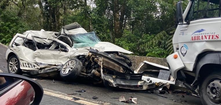 Acidente entre caminhão de carga e carro deixa duas vítimas feridas em estado grave na Mogi-Bertioga