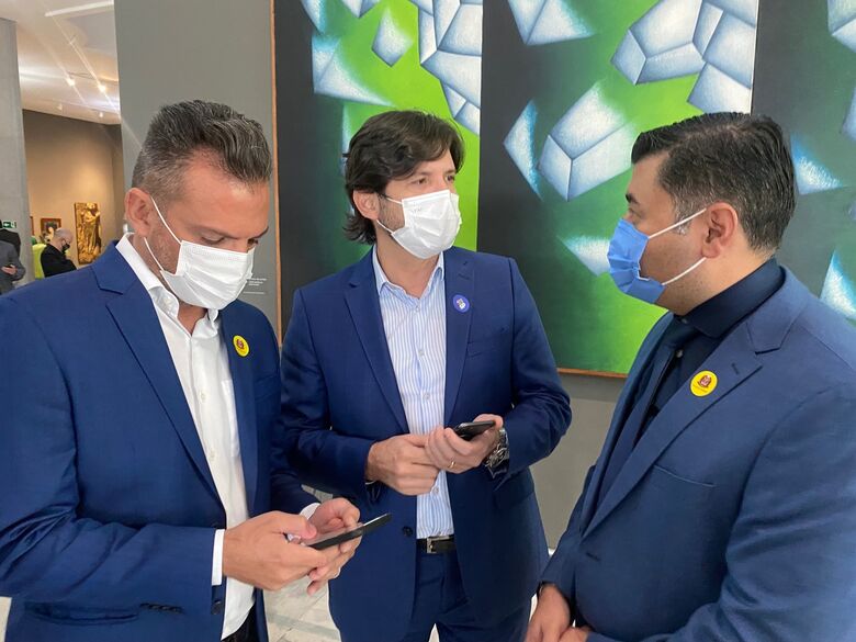 Prefeito Rodrigo Ashiuchi, ao lado do deputado estadual André do Prado, recebeu a confirmação da revitalização da estrada do Pinheirinho, que liga Suzano a Itaquaquecetuba