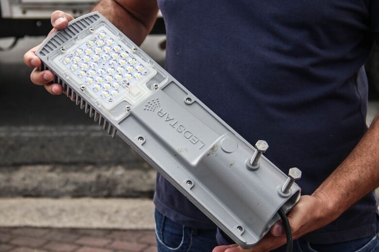 Ferraz realiza troca de mais de mil lâmpadas de LED