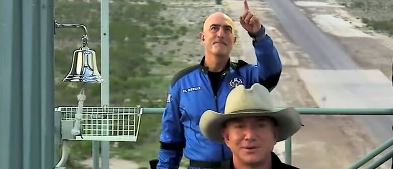 Jeff Bezos, homem mais rico do mundo, decola em viagem espacial