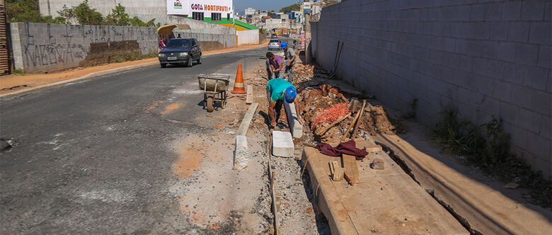 Obras de drenagem seguem nos bairros Vila Lúcia e Jardim Itamarati em Poá