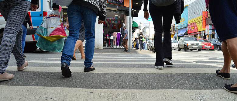 Pelo menos 16 pedestres atravessam fora da faixa a cada 15 minutos