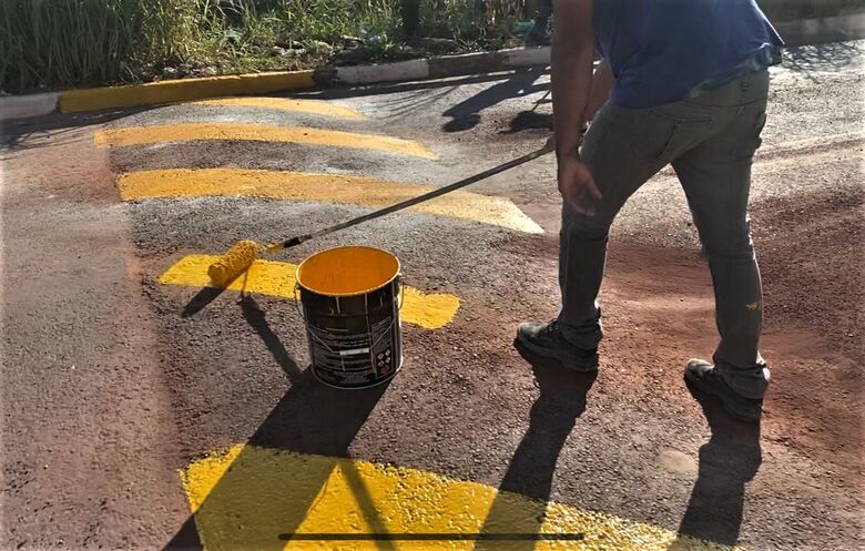 Estrada do Areião recebe reforço na sinalização de trânsito