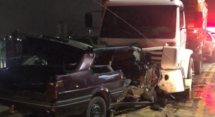 Acidente entre carro e caminhão deixa dois mortos em Suzano