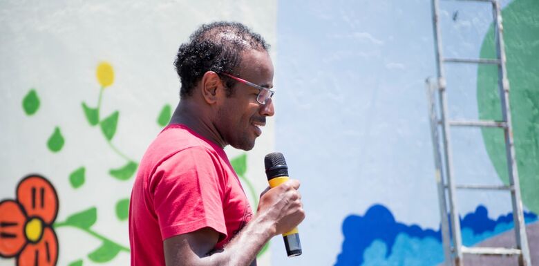 Revitalizando a Quebrada, que tem à frente o escritor Ademiro Alves, o Sacolinha, promete vida nova à periferia com intervenções de grafite, poesia e plantio de árvores