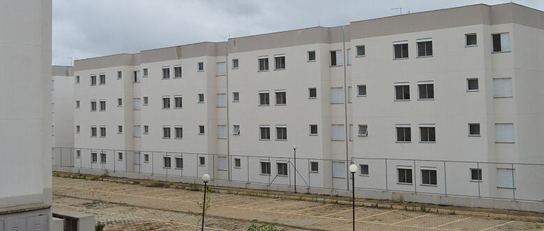 Moradores aguardam entrega de apartamentos