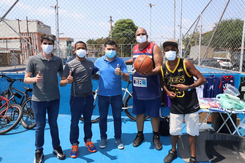 Quadra revitalizada recebe partida de basquete na Cidade Cruzeiro do Sul