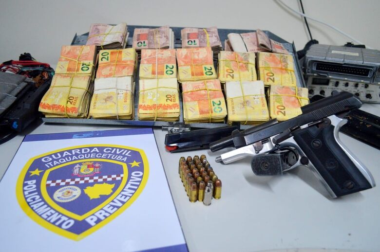 GCM de Itaquá apreende pistola, 36 munições e R$ 27,5 mil no Jardim Odete
