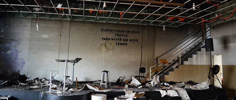 Segundo pastor, chamas teriam entrado pelo ar-condicionado atingindo a área interna do local