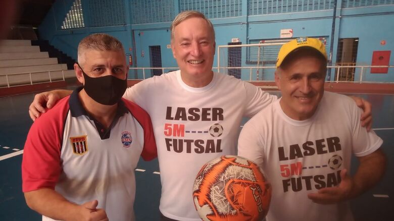 Suzanense Oscar de Oliveira, o inventor do fute-tênis, apresentou a trena a laser, que mede a distância entre a bola e a barreira em uma falta de jogo de futebol, para a Liga Suzanense de Futebol de Salão