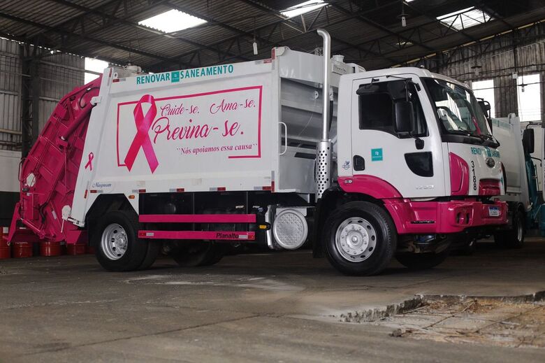 Caminhão de coleta  é personalizado para campanha do outubro rosa