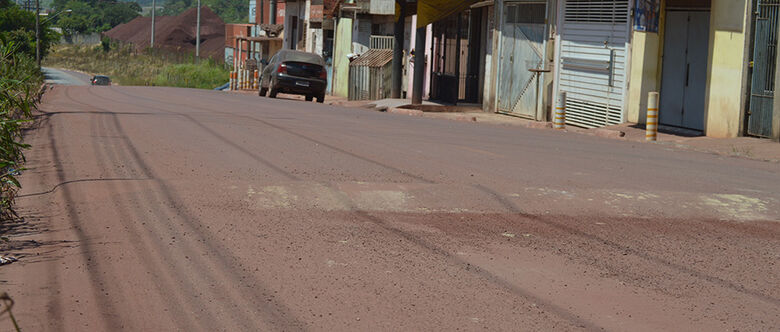Poeira preocupa moradores de bairro. Eles temem, inclusive, prejuízos à saúde por conta do problema