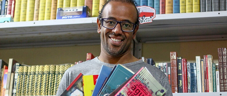 Sacolinha é um dos poucos autores que vive de literatura no País