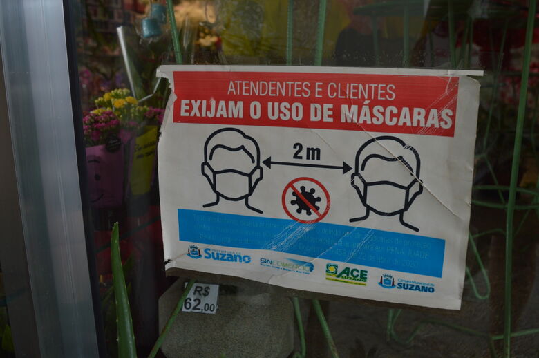 Comerciantes mantêm obrigatoriedade do uso de máscara dentro das lojas