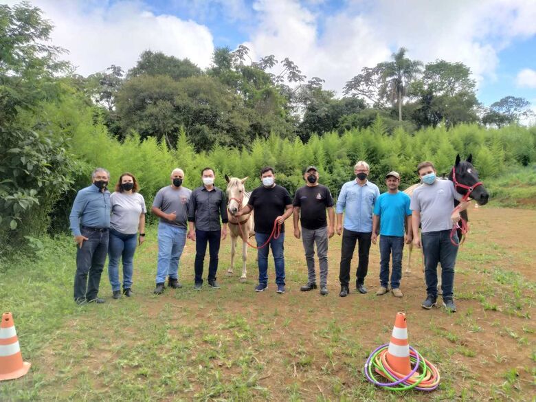 Secretários visitam novo instituto de equoterapia em Suzano