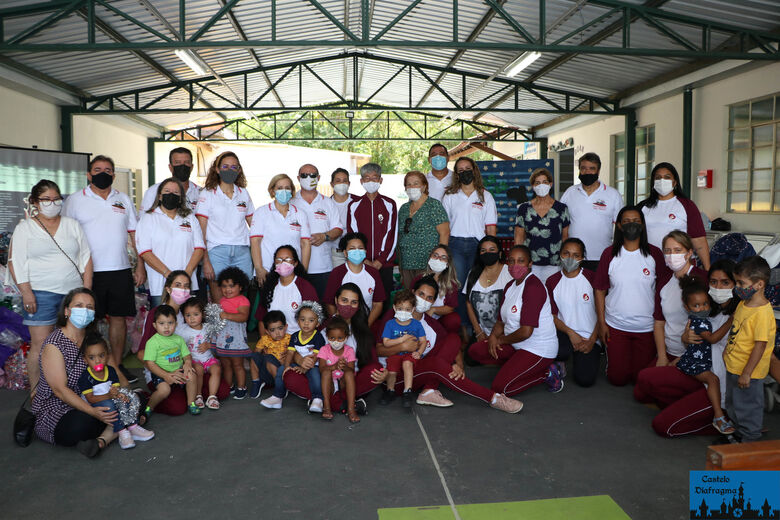 Pró-Divino entrega kits de Natal às crianças do Botujuru