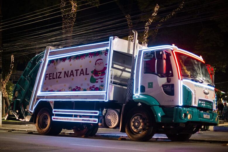 Caminhão iluminado circula em Suzano