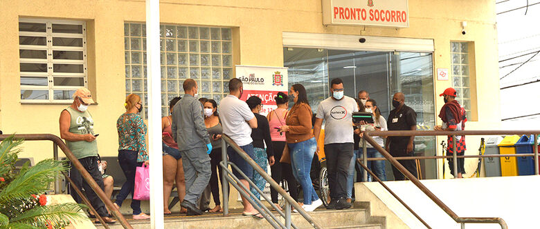 Raio-x da Saúde tem filas e lotação com casos da gripe H3N2