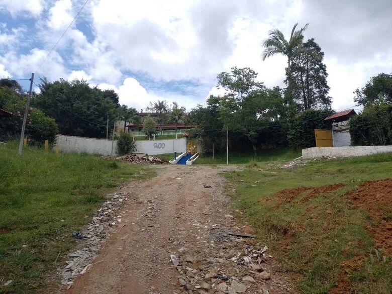 Profissionais de clínica de reabilitação pedem recapeamento de rua