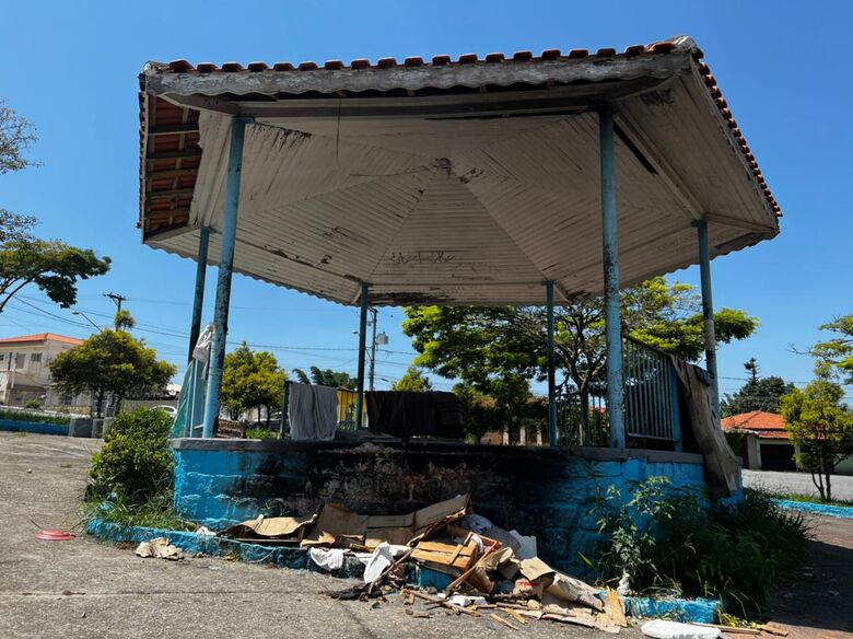 População pede ajuda para ‘morador de rua’ que vive  na Praça Papa João XXIII