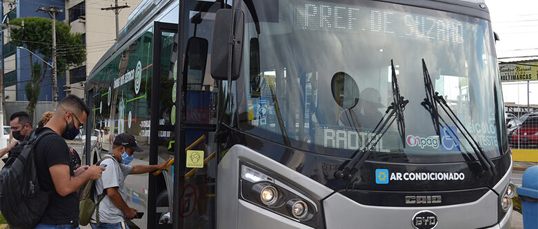 Ônibus foi apresentado ontem pelo prefeito Rodrigo Ashiuchi em evento no Paço Municipal