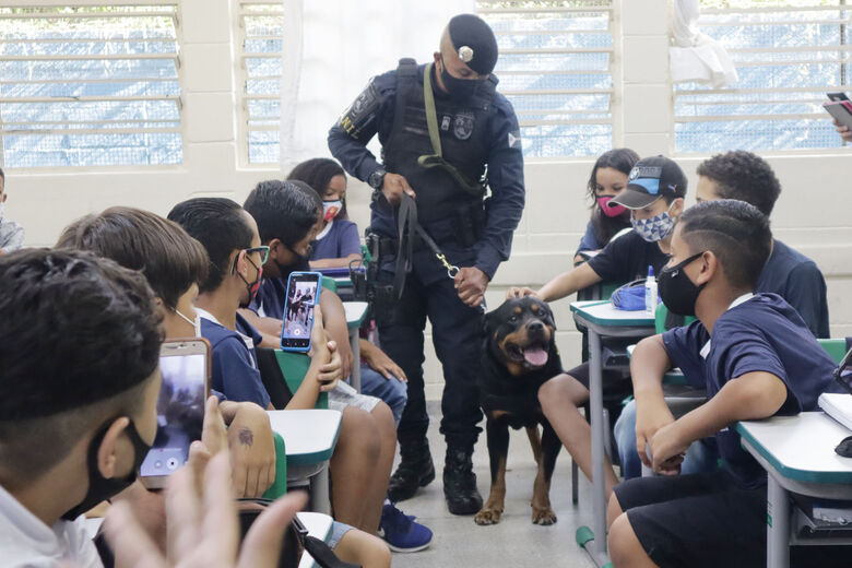 Aluno que sonha integrar a GCM recebe visita especial de agentes