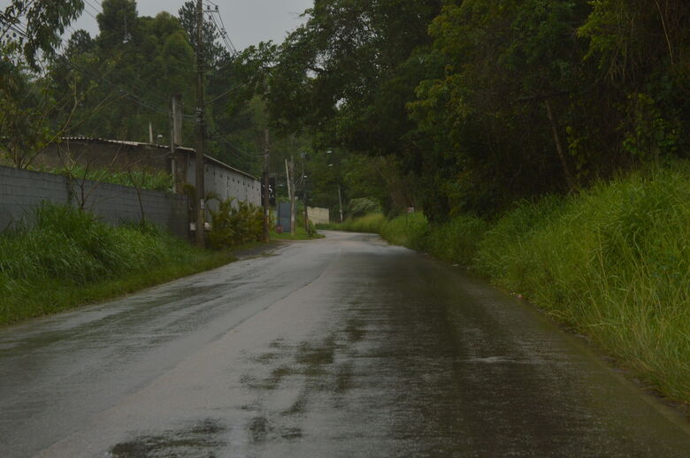 Estrada dos Fernandes passa por recapeamento asfáltico