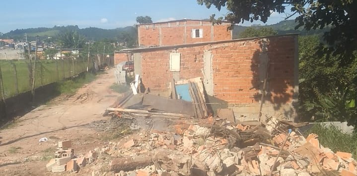 Cinco imóveis em áreas de risco são demolidos no Jardim Gardênia