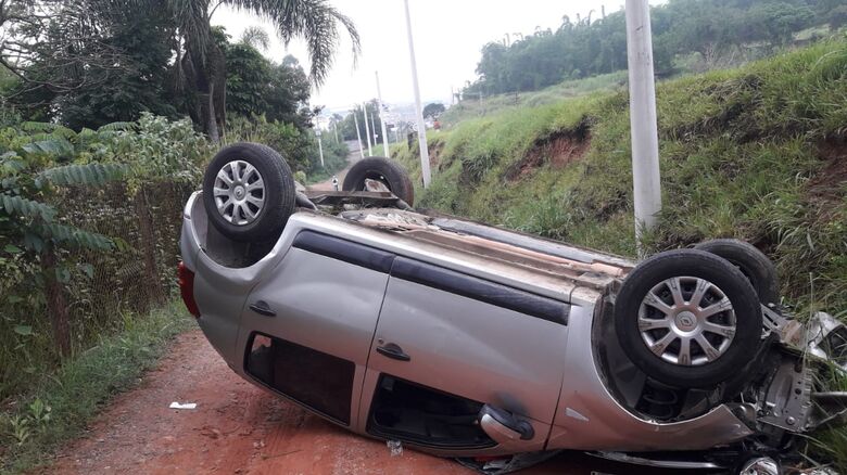 Carro cai de barranco na Estrada do Pinheirinho e motorista sai ilesa