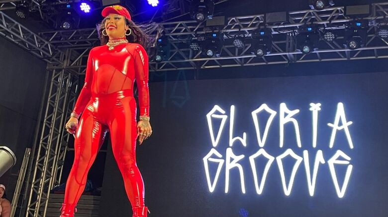 Gloria Groove elogia dançarinas suzanenses e fala do sucesso da música ‘Vermelho’